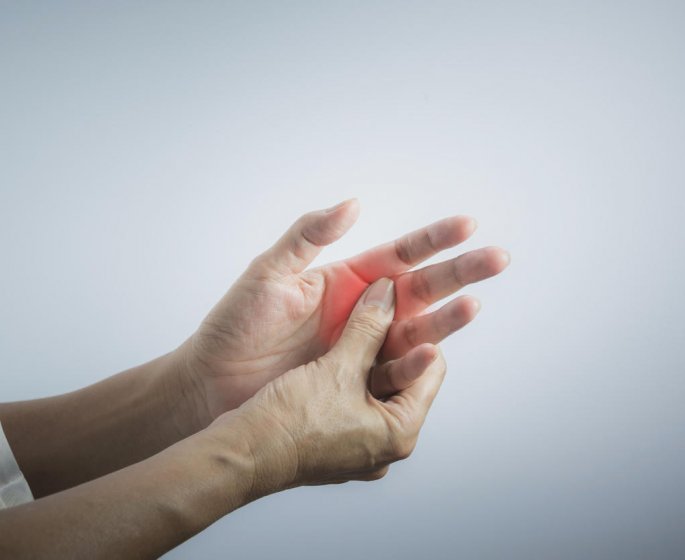 Douleur articulaire aux doigts : reconnaitre une arthrite