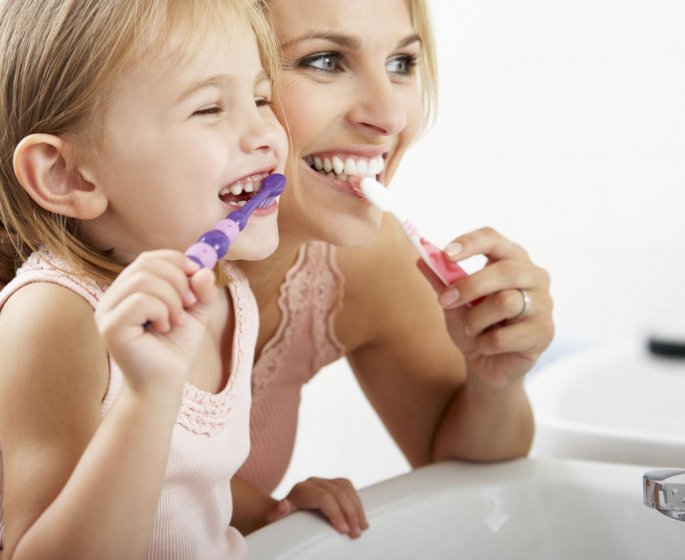 Brossage des dents, caries, bains de bouche : les bons gestes du quotidien