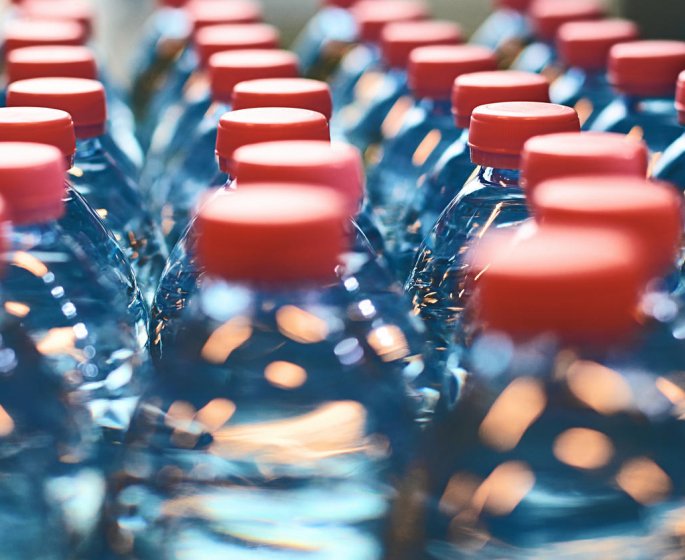 Les bouteilles d’eau contaminees par des microparticules de plastique