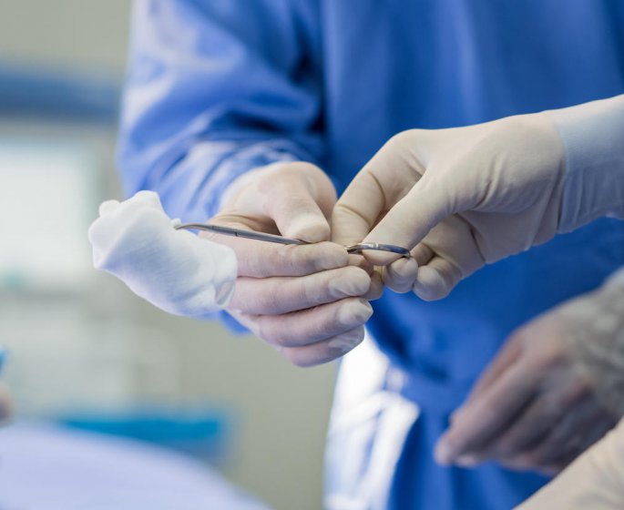 Un chirurgien oublie 1 gant et 5 compresses dans le ventre d’une patiente