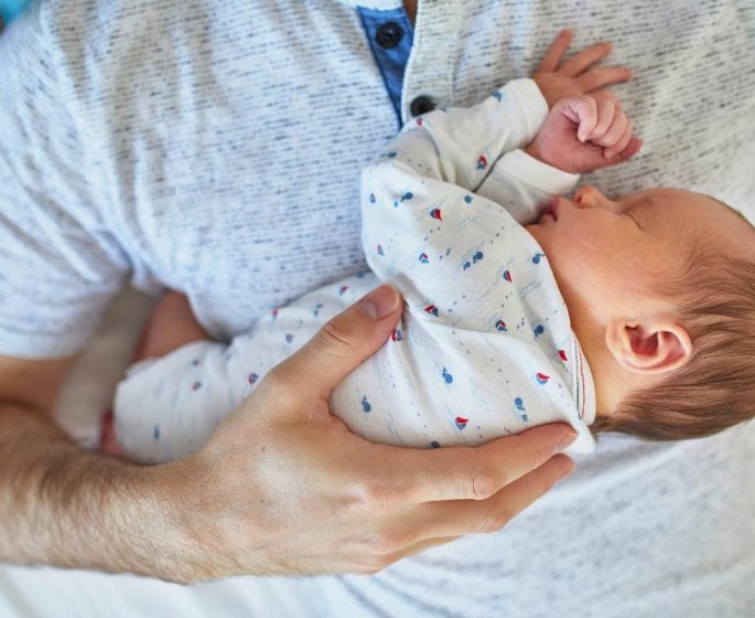 Conge de paternite : pres de 40% des Francais le trouve trop court