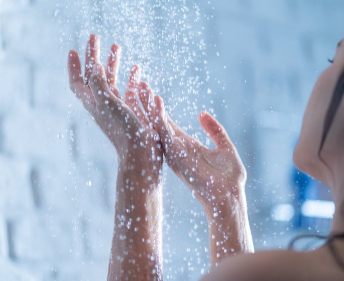 Ces erreurs que vous faites sous la douche qui dessechent votre peau