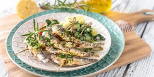 Brochettes de sardines aux peches