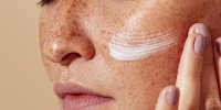 Teint terne, peau déshydratée… Les conseils d’une experte pour prendre soin de sa peau en automne