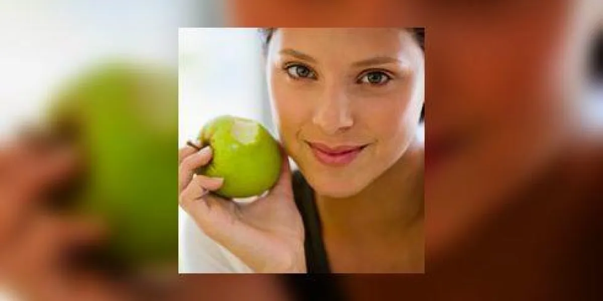 femme avec apple femme avec apple