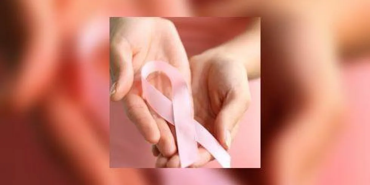 mains tenant le ruban de cancer du sein mains tenant le ruban de cancer du sein