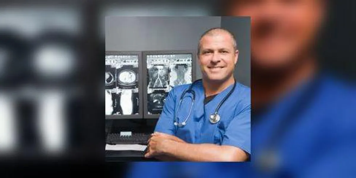 portrait d'un médecin avec des scans portrait d'un médecin avec des scans