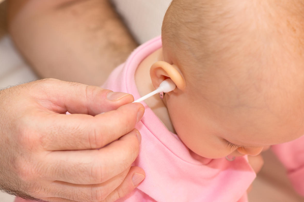 Comment Nettoyer Sans Danger Les Oreilles De Bebe