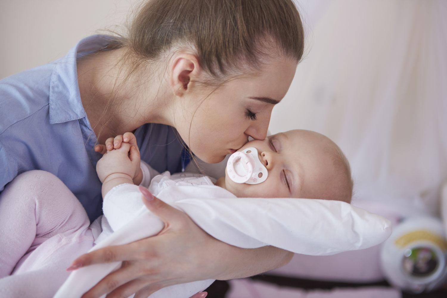 Pouce Ou Tetine Faut Il Laisser Bebe Sucer Son Pouce Ou Lui Donner Une Tetine Succion Et Dentition Pouce Ou Tetine Faut Il Laisser Bebe Sucer Son Pouce Ou Lui Donner Une Tetine Succion Et Dentition