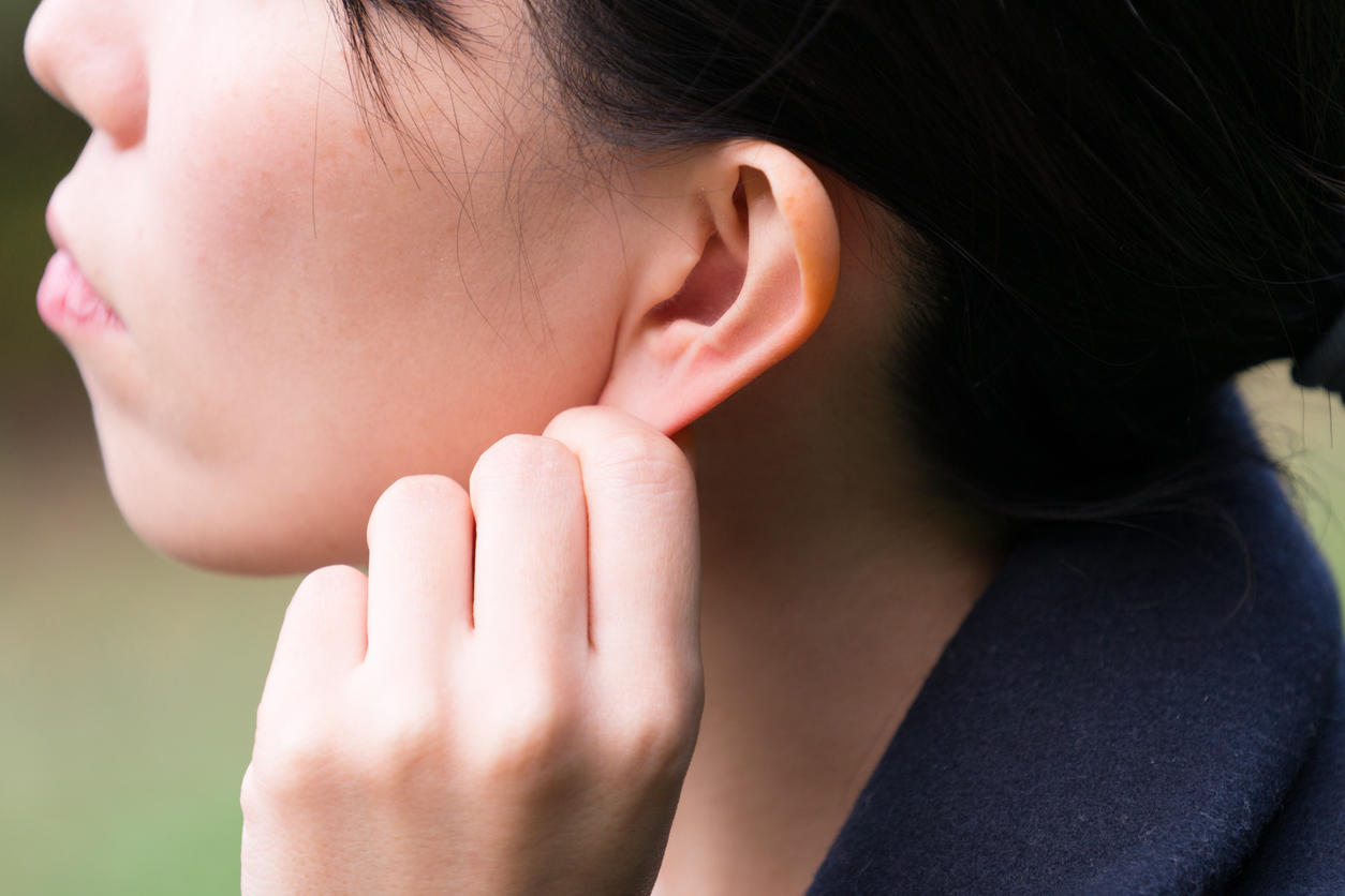 Soigner un bouchon d'oreille avec de l'eau