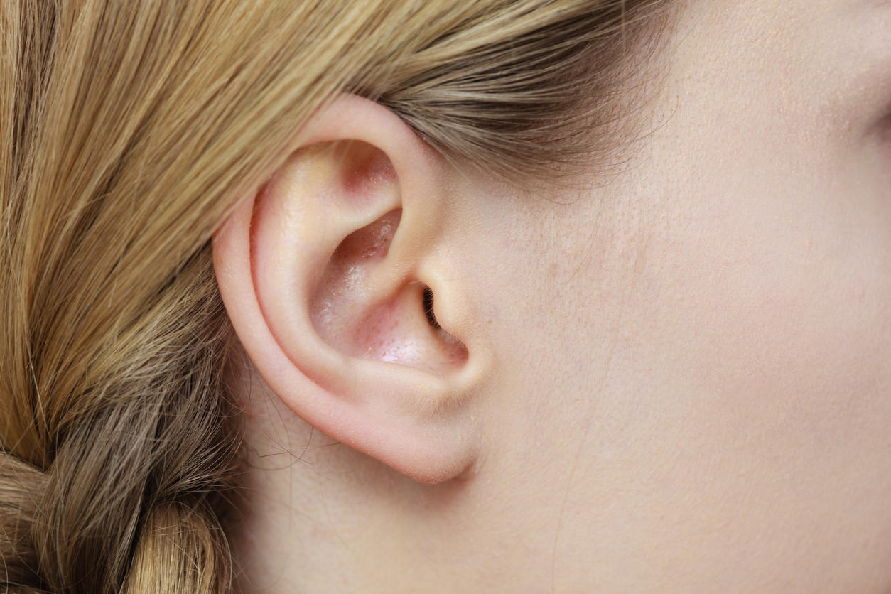 Otite : 3 techniques pour se déboucher l'oreille en douceur