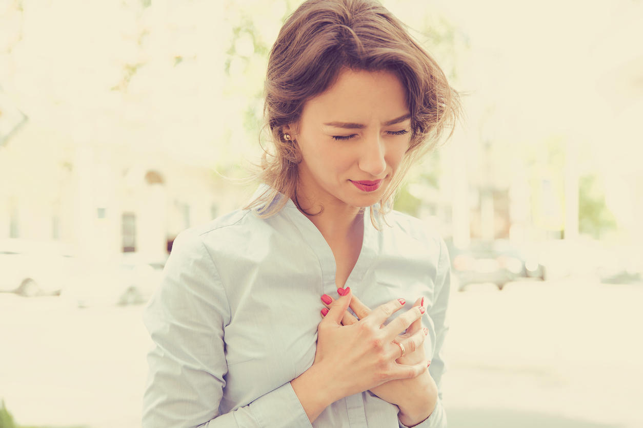 Douleur au sein 3 signes qui doivent alerter