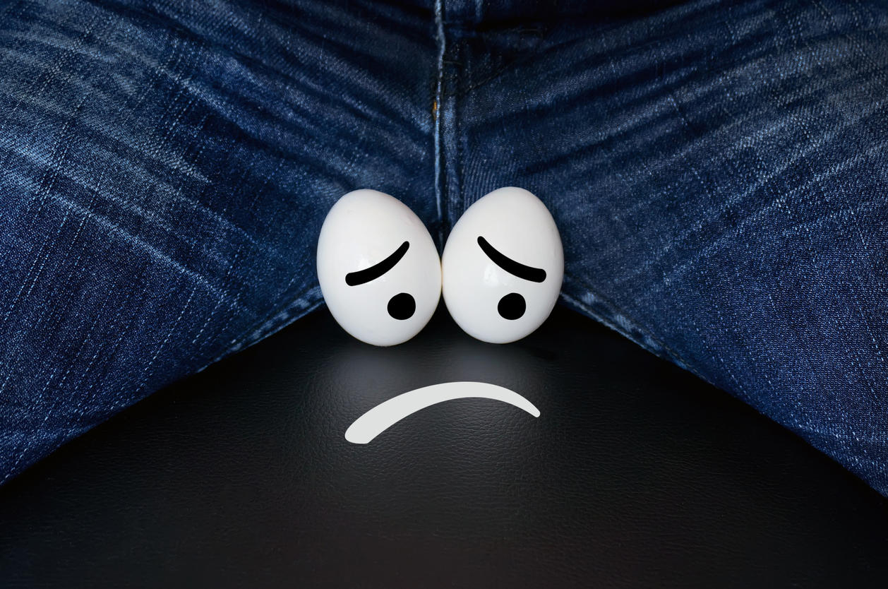 Coup dans les testicules : pourquoi ça fait mal et quels sont les risques