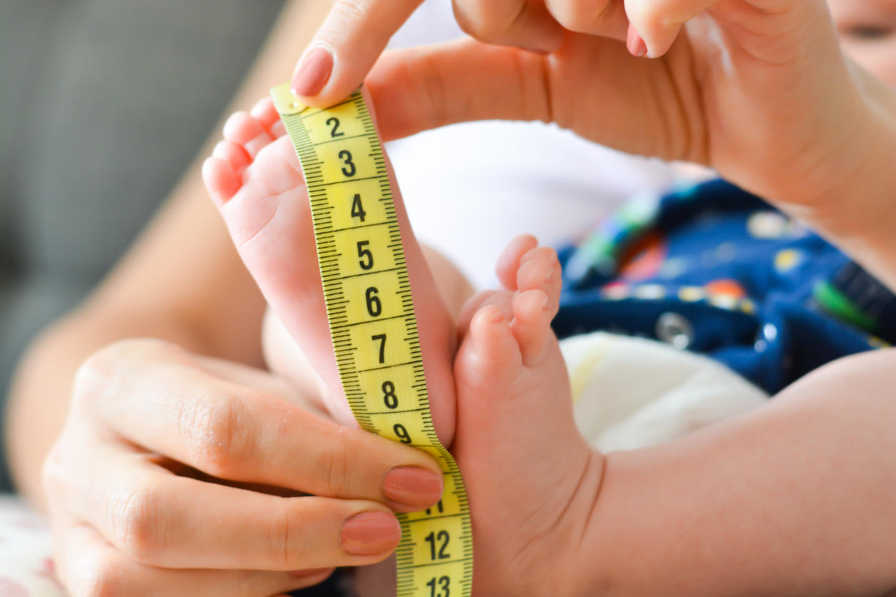 Измерение детей до года. Замер стопы ребенка. Измерение роста ребенка. Измерение стопы ребенка. Измерить ножку ребенка.
