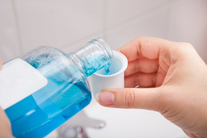 Le bain de bouche pourrait aussi vous protéger du virus