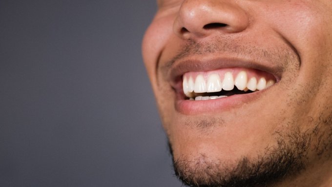 Infection aux dents et au cerveau : “un simple abcès dentaire peut vous coûter la vie”