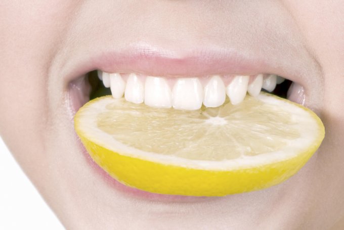 Le citron : des risques aussi pour les dents ?