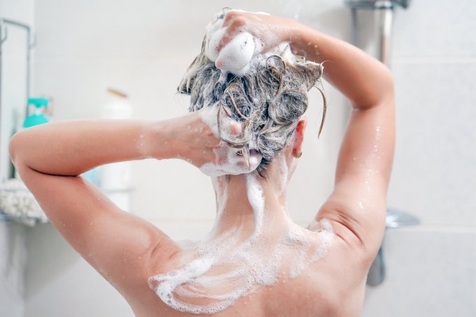 Se laver les cheveux moins souvent