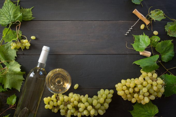 Vin blanc : sa couleur conduira à boire plus