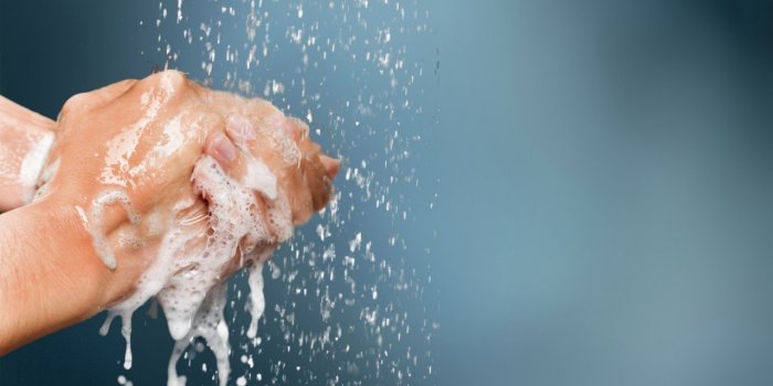 Coronavirus : comment prendre soin des mains abÃ®mÃ©es par les lavages frÃ©quents ?