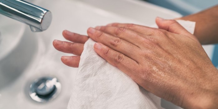 Coronavirus : comment prendre soin des mains abÃ®mÃ©es par les lavages frÃ©quents ?