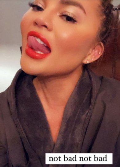 Chrissy Teigen dÃ©voile son nouveau visage aprÃ¨s une opÃ©ration