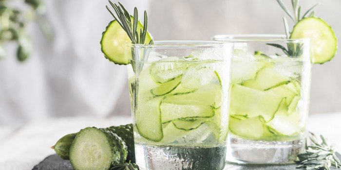 Vieillissement : les 5 astuces pour boire plus dâeau et gagner 15 ans de vie