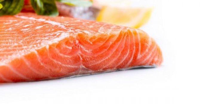 filet de saumon cru poisson rouge isolÃ© sur fond blanc
