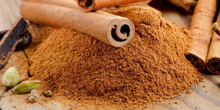 bÃ¢tons de cannelle et de la poudre sur la mise au point sÃ©lective de la table en bois