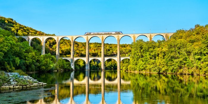 Covid : les départements où les cas baissent le plus