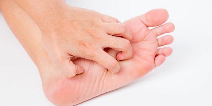 Taches sur les mains, langue gonflée, brûlures⦠les signes de la covid-19 méconnus