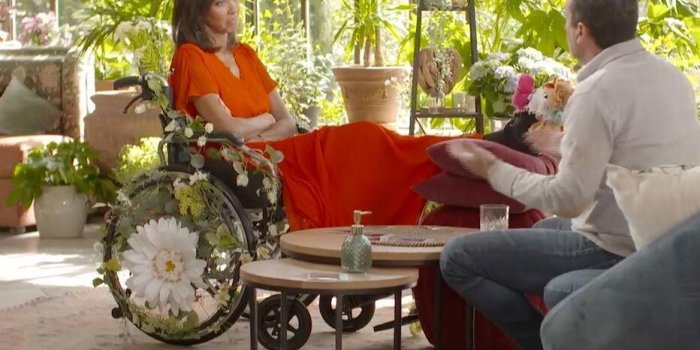 LâAmour est dans le pré : Karine Le Marchand en fauteuil roulant à cause d'un hallux valgus