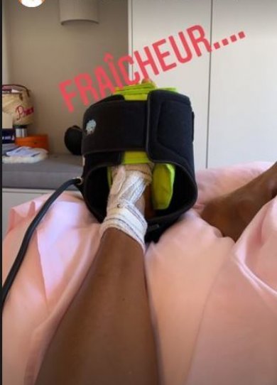 LâAmour est dans le pré : Karine Le Marchand en fauteuil roulant à cause d'un hallux valgus
