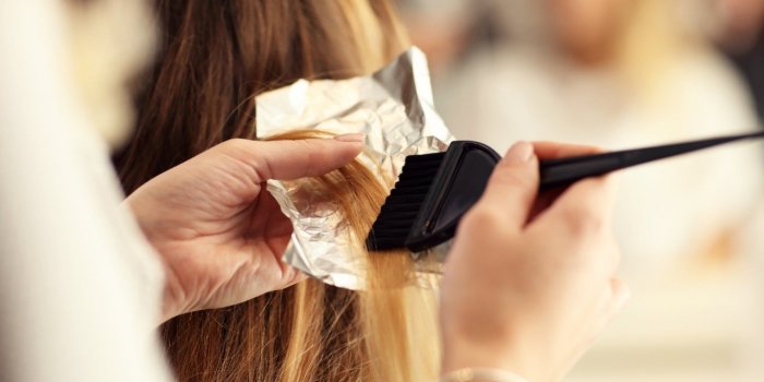 5 coiffures qui détruisent les cheveux