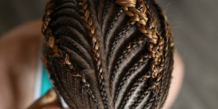 5 coiffures qui détruisent les cheveux