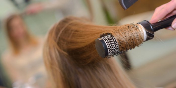 5 coiffures qui détruisent les cheveux