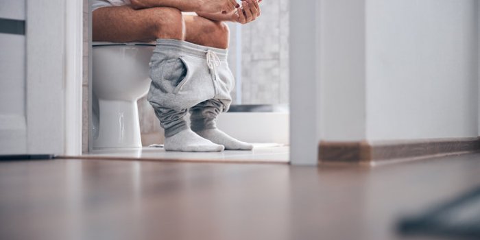 Honte d'aller aux WC : les 5 lieux qui bloquent les Français