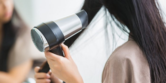 Cheveux : 5 erreurs courantes qui les abîment selon des dermatologues