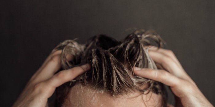 Cheveux : 5 erreurs courantes qui les abîment selon des dermatologues