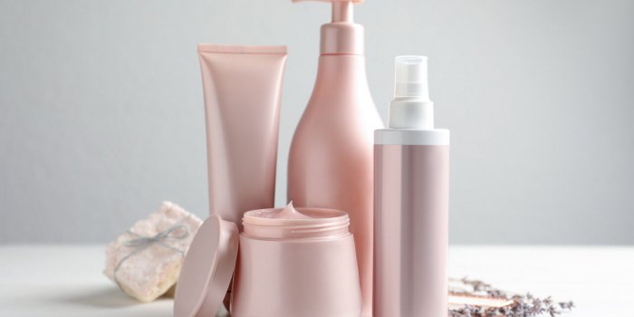 Cheveux : 5 erreurs courantes qui les abîment selon des dermatologues
