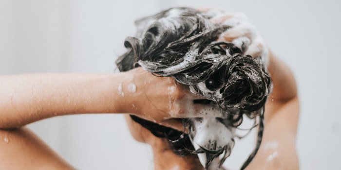 Cheveux : 5 erreurs courantes qui les abîment selon des dermatologues