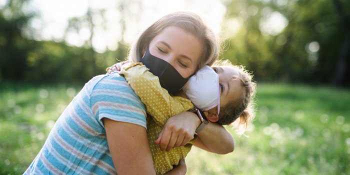 Covid : 6 astuces pour faire des câlins à ses proches sans risque