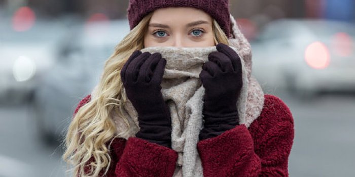 Peau : 10 trucs qui accÃ©lÃ¨rent le vieillissement en hiver 