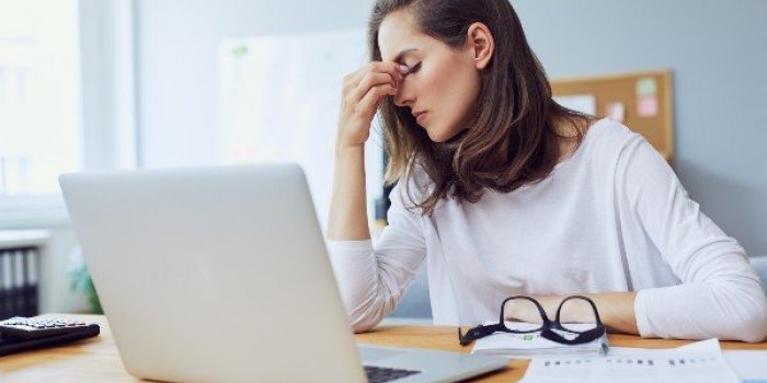 Cheveux gris : 8 causes qui accélèrent leur arrivée