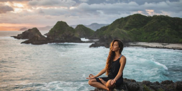 MÃ©nopause : 10 postures de yoga pour bien vivre les changements