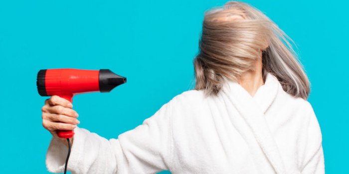 Cheveux gris : 5 erreurs à ne pas faire pour garder leur brillance