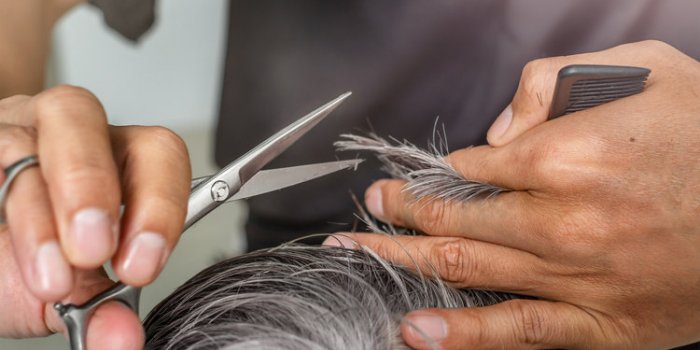 Cheveux gris : 5 erreurs à ne pas faire pour garder leur brillance