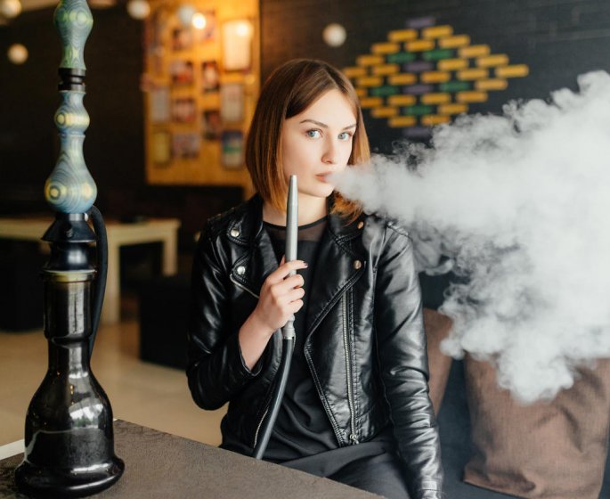 Fumer la chicha ou la cigarette : quel est le pire ?