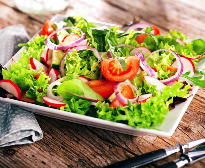Salade de radis roses, concombre et roquette au parmesan