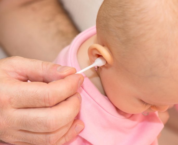 Comment nettoyer sans danger les oreilles de bebe